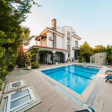 Villa Defne, Walking Distance To Beach, 4 Bedroom, Fully Private Pool Area Fethiye