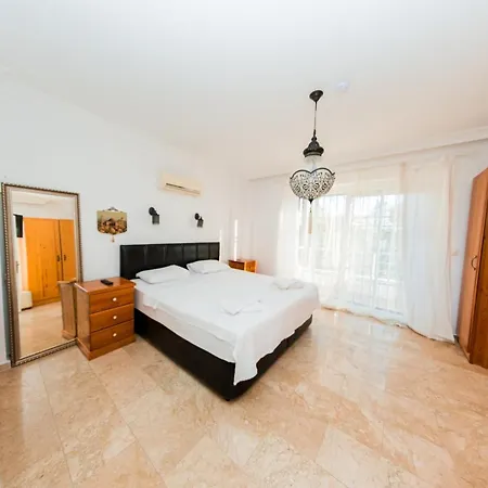 Βίλα Defne, Walking Distance To Beach, 4 Bedroom, Fully Private Pool Area